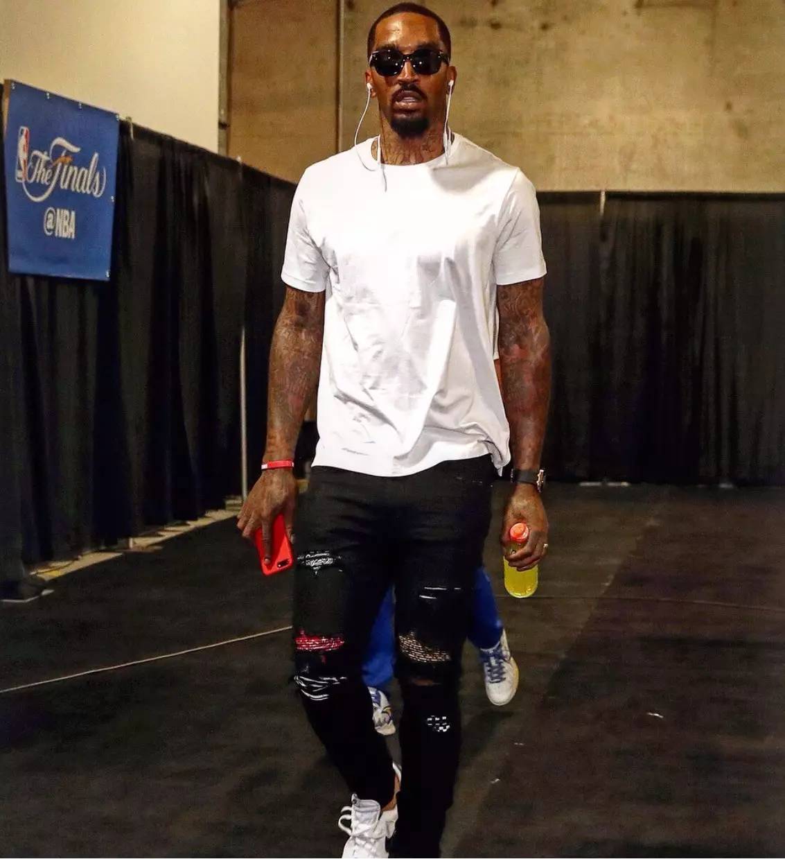 回应主场球迷嘘声，维尼修斯离场时称“他们是花钱来看我的”（面对主场嘘声，维尼修斯退场时回击：他们花钱来看的就是我）