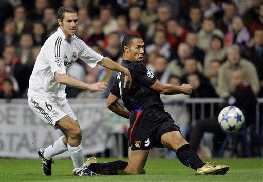 带队三连冠 校史得分王！火花球员里奇亚·杰克逊高中5号球衣退役（从三连冠到校史得分王：火花球员里奇亚·杰克逊高中5号球衣正式退役）