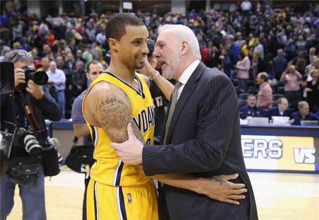 拉普拉塔大学生抗议阿足协新规，背身列队迎接联赛冠军罗萨里奥（不满阿足协新规，拉普拉塔大学生背对列队致意联赛冠军罗萨里奥）