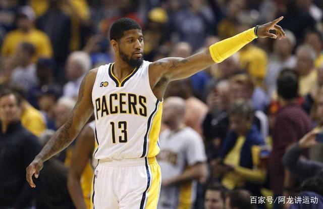 这雪有点大，欧冠赛前一名挪威记者在博德闪耀的球场边线处滑雪（欧冠赛前大雪纷飞，挪威记者在博德闪耀球场边线滑雪）