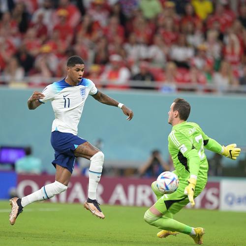 孔帕尼：卡尔能否和梅西相比？我们只想让他成为最好的卡尔（孔帕尼：别拿卡尔和梅西比较，我们只希望他做最好的卡尔）