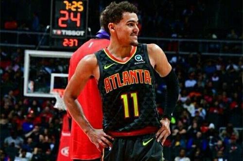 用力过猛！费尔斯强攻撞飞防守 被吹进攻犯规（费尔斯强硬突破撞倒防守者，遭判进攻犯规）