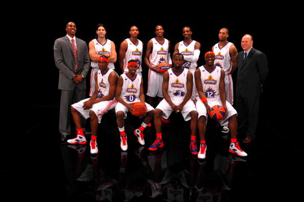 媒体人热议中足联颁奖：中超最佳教练怎能参考足协杯成绩？（中足联颁奖引媒体热议：评中超最佳教练缘何参考足协杯战绩？）