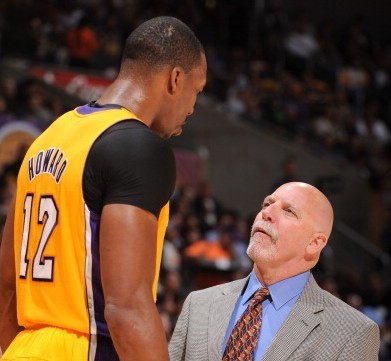 欧文突破防守造成杀伤，制造罚球（欧文强突撕裂防线，搏得罚球）