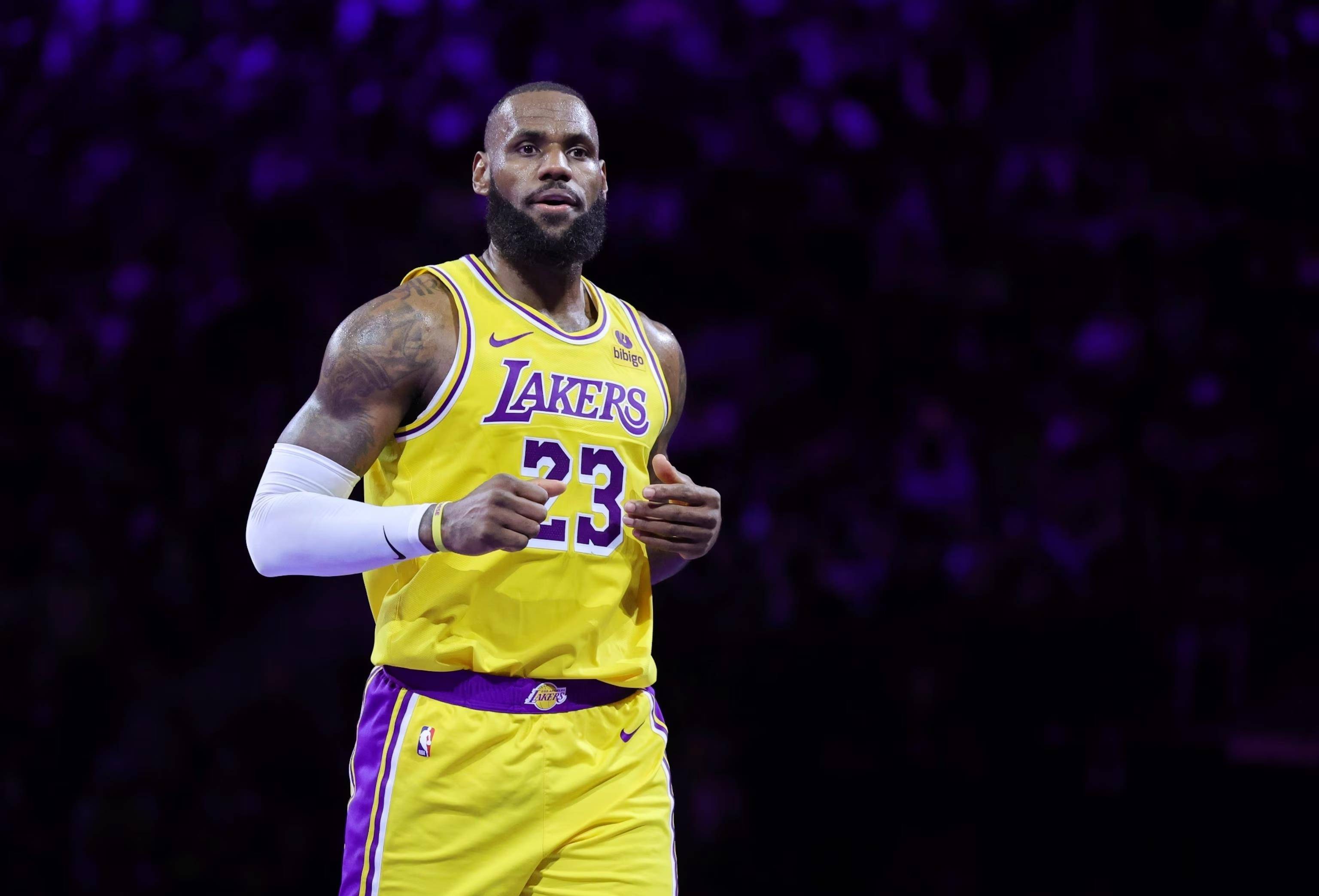 下饭对决！杜兰特开局连续打铁还送失误 东契奇玩花活直接连续失误（下饭大战：杜兰特开场连投不进还送失误，东契奇秀花招却连续失误）