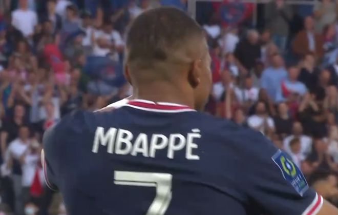 球迷：这球踢得跟动画一样（球迷直呼：这球像动画片一样）