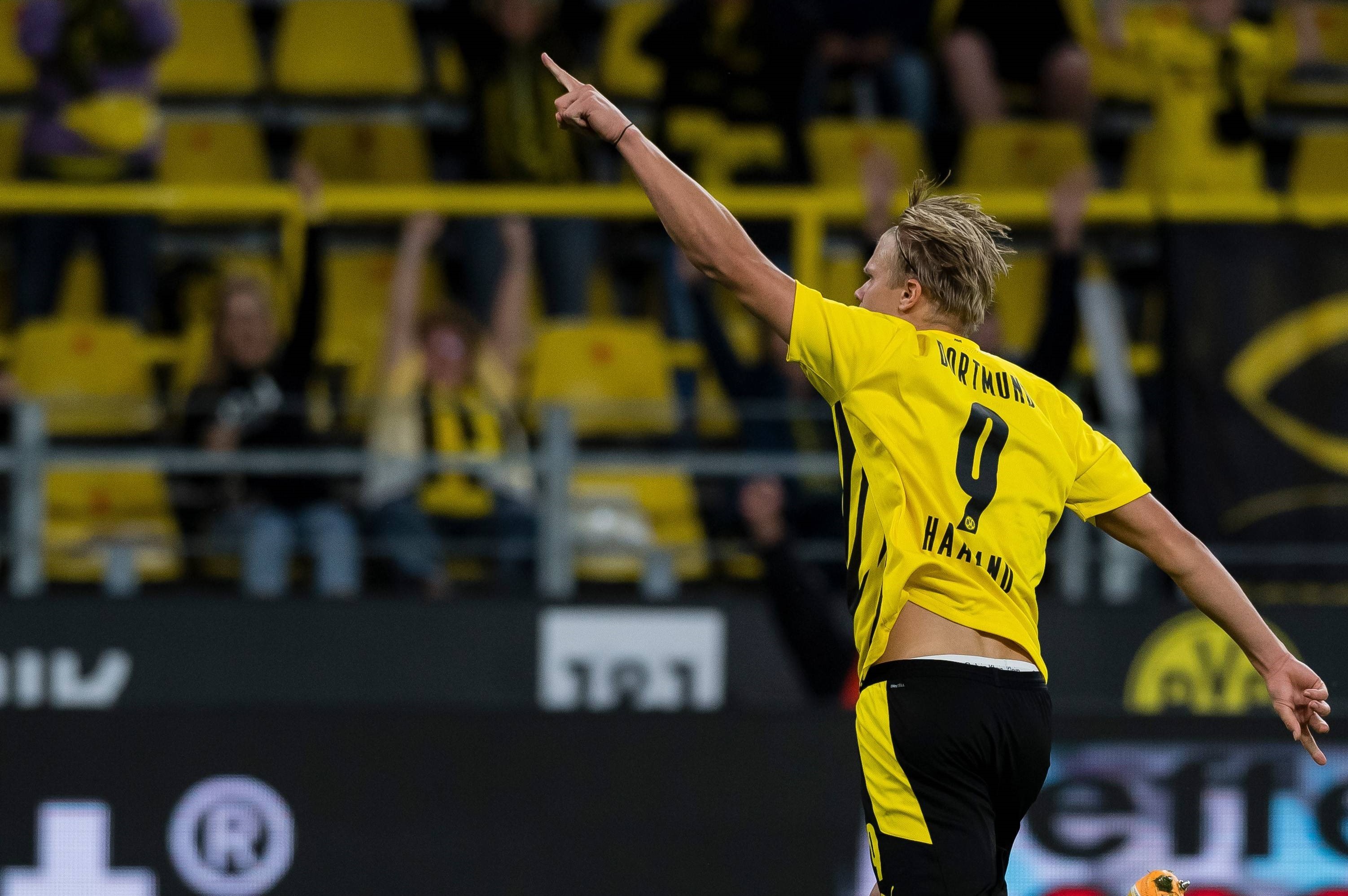 库有引力！勇士三次进攻完全展现库里引力：队友连续获得轻松机会（库里“重力”全开！勇士三回合尽显牵制，队友接连轻松得分）