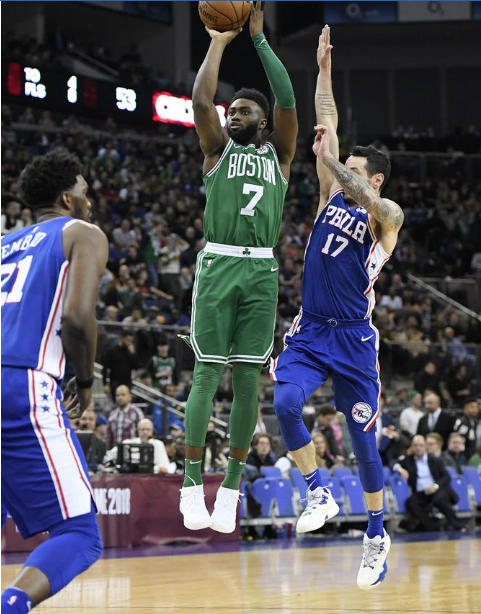 中锋低位背打技巧解析（中锋低位单打要领详解）