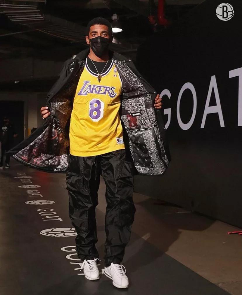 劳塔罗进球后比出A字，把进球献给受伤的前队友阿什拉夫（劳塔罗破门后比出“A”手势，将进球献给受伤的前队友阿什拉夫）