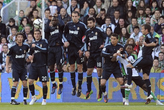 马刺半场19罚16中，湖人8罚5中&除东契奇外无人获得罚球（半场罚球对比：马刺19罚16中，湖人8罚5中；除东契奇外无人获罚球机会）