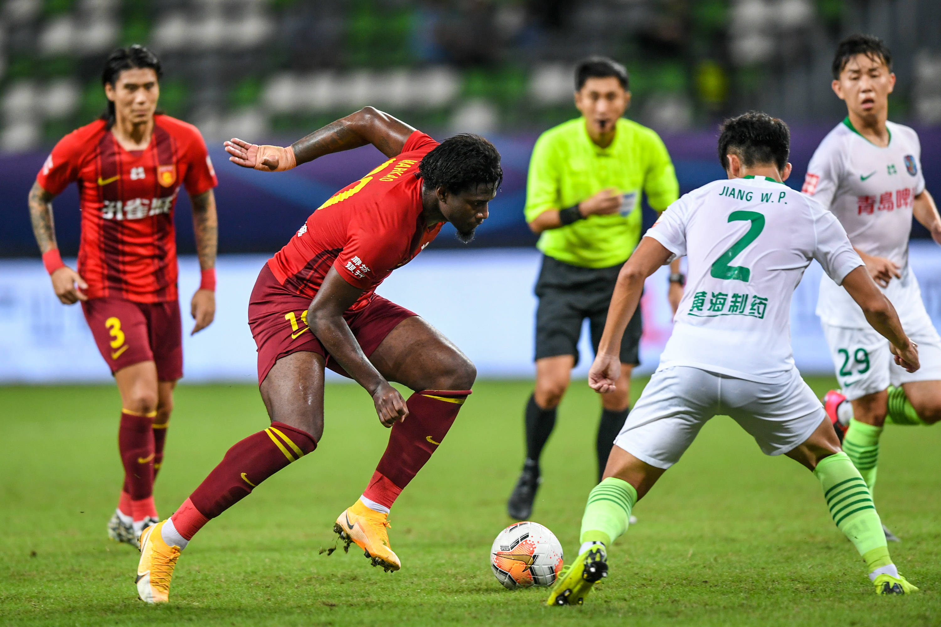 足坛进入三“骄”时代 哈兰德&姆巴佩&亚马尔身价2亿欧并列第一（足坛“三骄”并立：哈兰德、姆巴佩、亚马尔以2亿欧并列身价榜首）