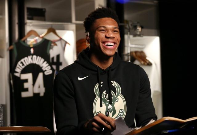 莫德里奇接受前克罗地亚主教练比利奇的个人专访（前克罗地亚主帅比利奇对莫德里奇进行个人专访）