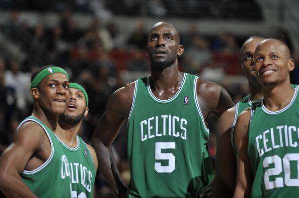 足球欧洲媒体评最佳11人阵容，无人争议（欧洲媒体评选足球最佳十一人，公认无争议）